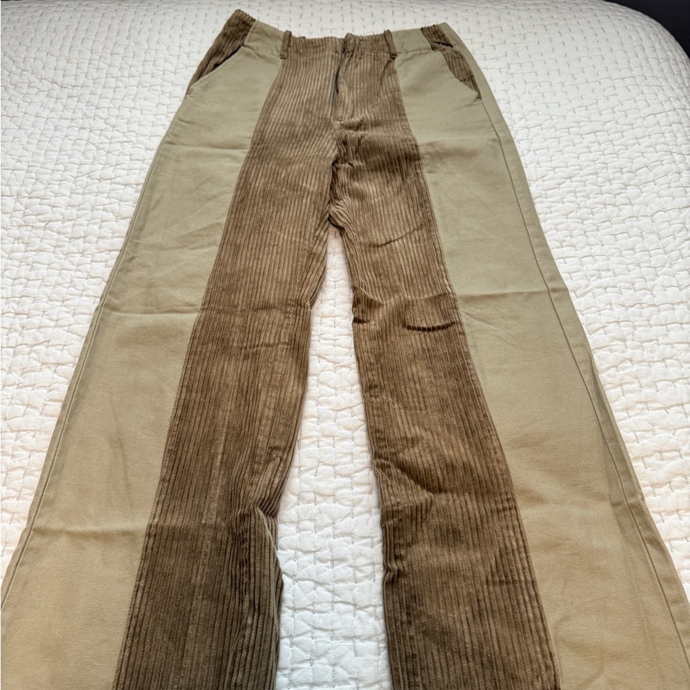 BDG Women's Wide Leg Corduroy Pants in Olive Green

Waist 26”
Inseam. 27”